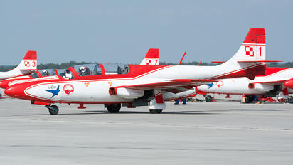 1 - Poland - Air Force: White &amp; Red Iskras PZL TS-11 Iskra