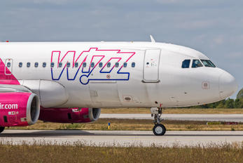 HA-LYW - Wizz Air Airbus A320
