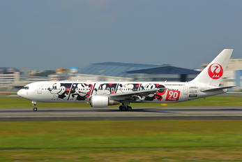 JA602J - JAL - Japan Airlines Boeing 767-300