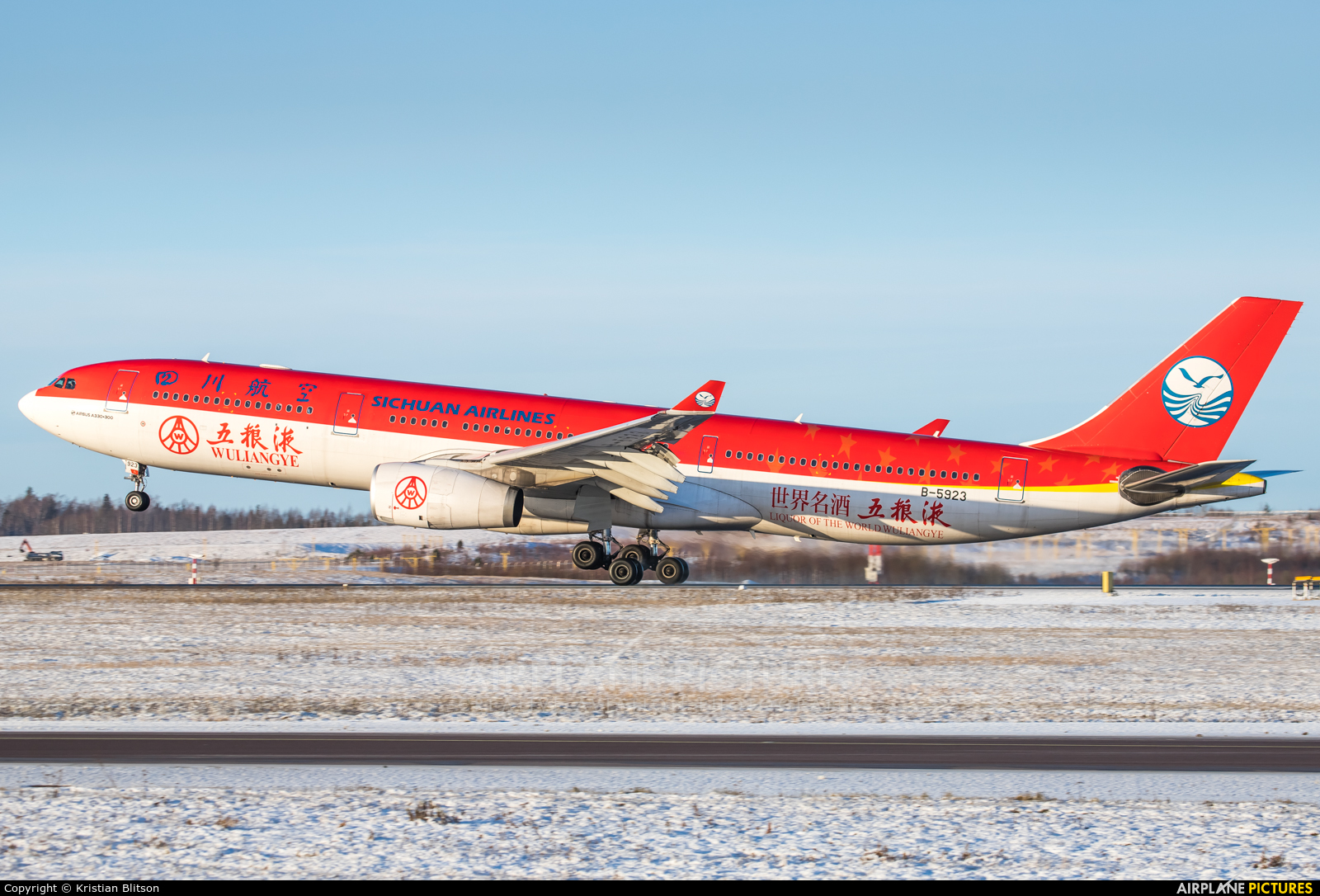 Sichuan Airlines  B-5923 aircraft at Helsinki - Vantaa