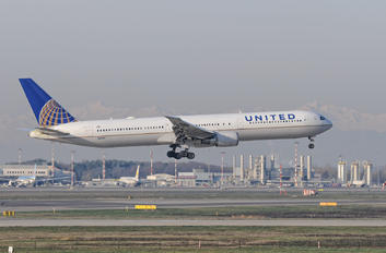 N68061 - United Airlines Boeing 767-400ER