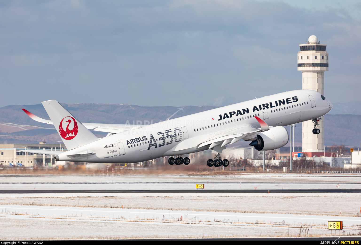 JA02XJ - JAL - Japan Airlines Airbus A350-900 at New Chitose 