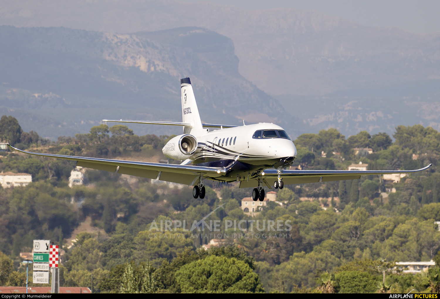 Private N613CL aircraft at Cannes - Mandelieu