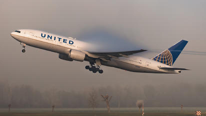 N796UA - United Airlines Boeing 777-200ER