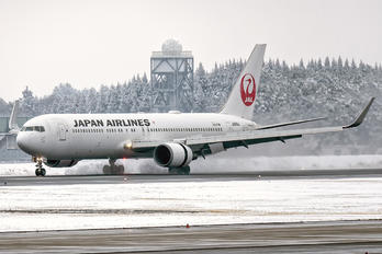 JA616J - JAL - Japan Airlines Boeing 767-300