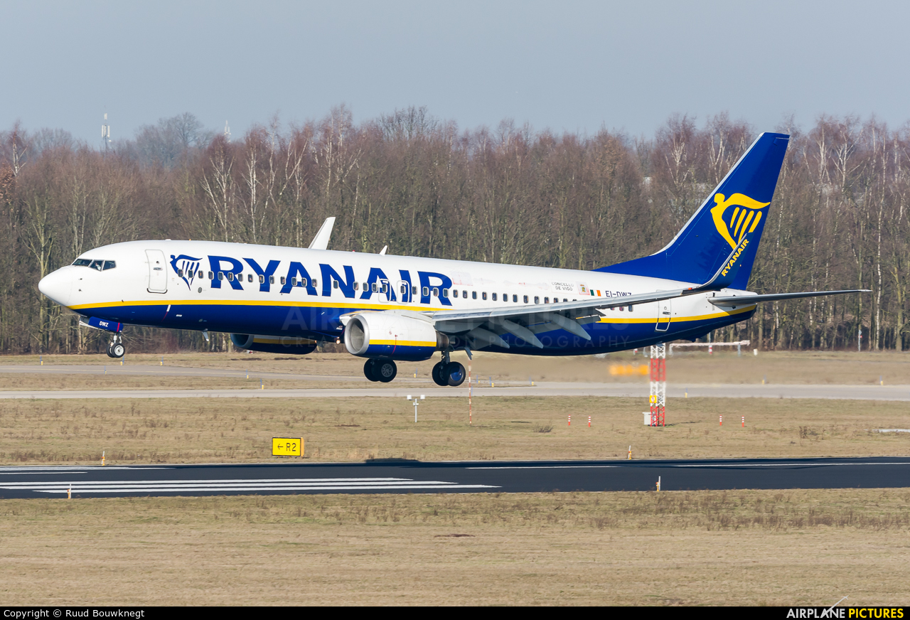 Ryanair EI-DWZ aircraft at Eindhoven