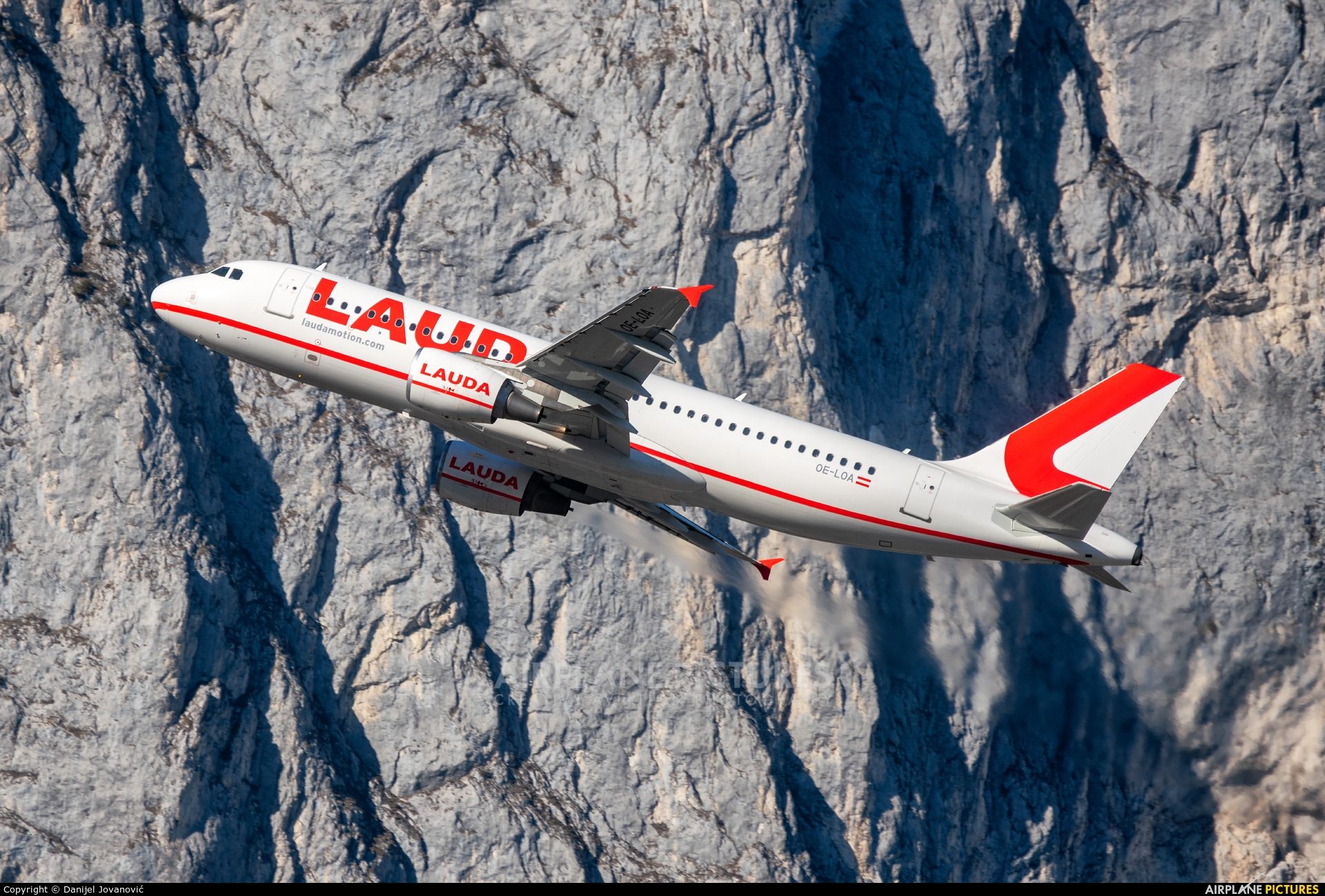 LaudaMotion OE-LOA aircraft at Innsbruck