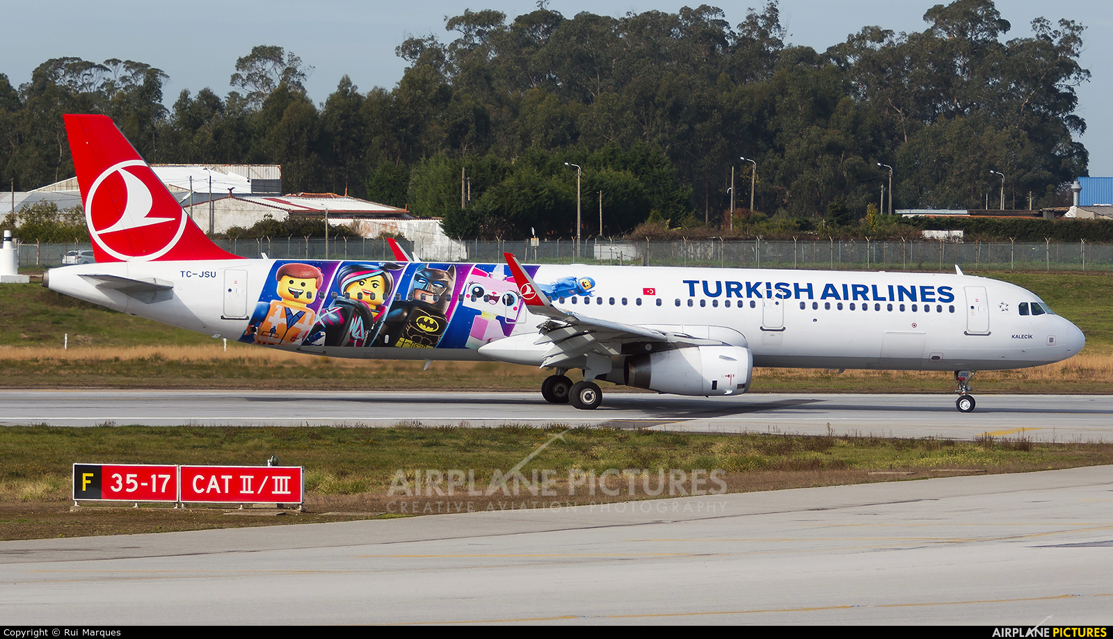 Turkish Airlines TC-JSU aircraft at Porto