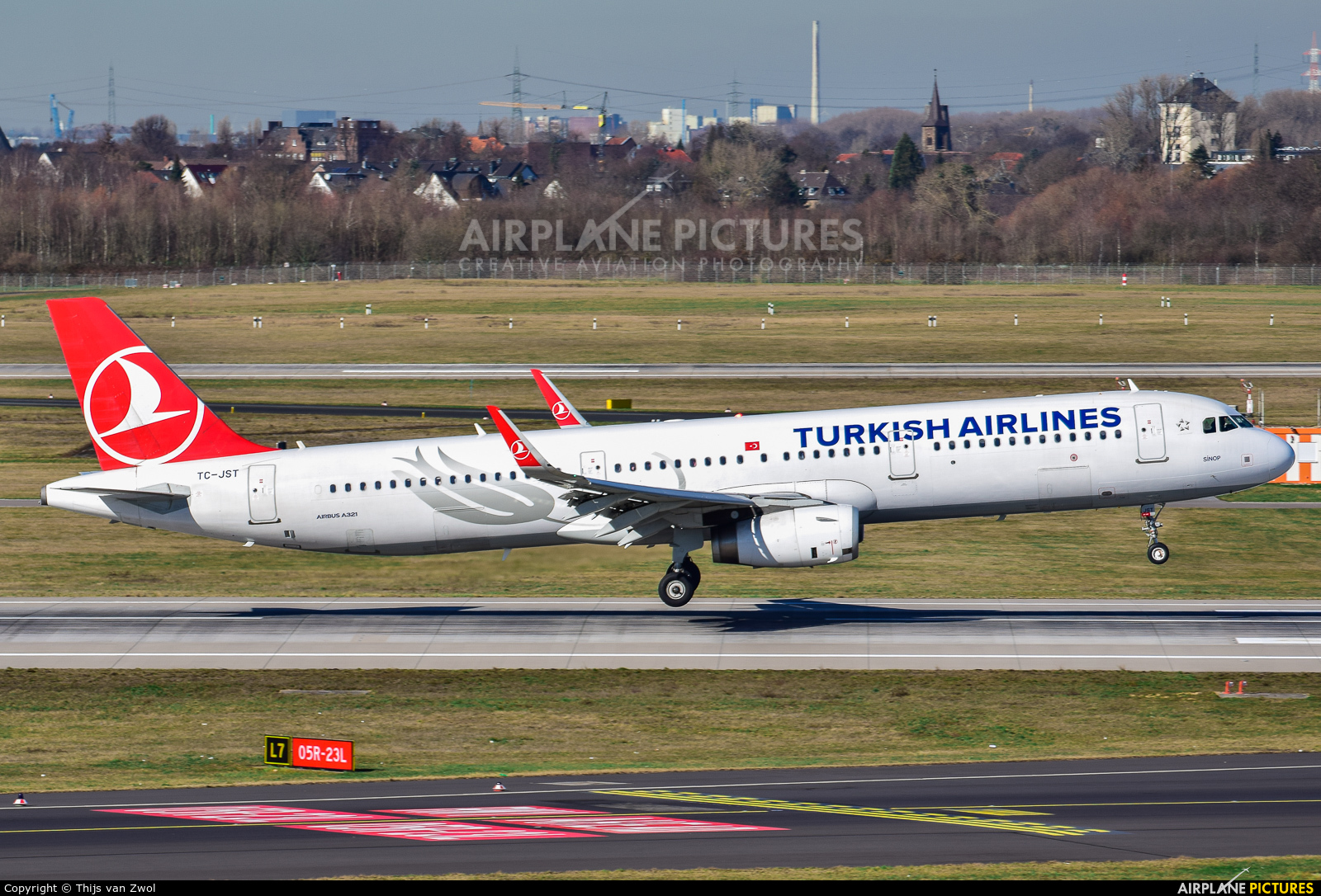 Turkish Airlines TC-JST aircraft at Düsseldorf