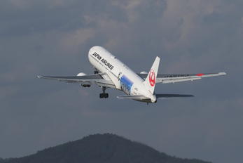 JA615J - JAL - Japan Airlines Boeing 767-300