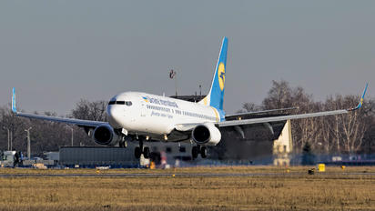 UR-PSB - Ukraine International Airlines Boeing 737-800