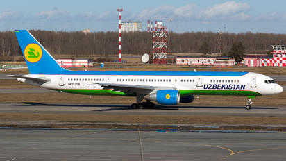 UK75705 - Uzbekistan Airways Boeing 757-200WL