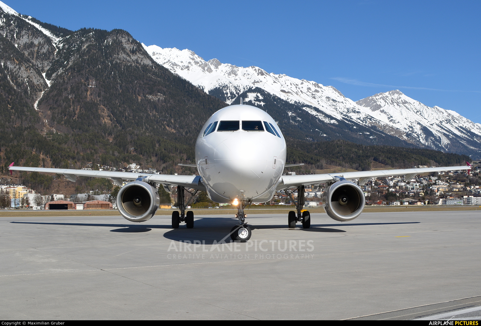 Sundair D-ASMR aircraft at Innsbruck