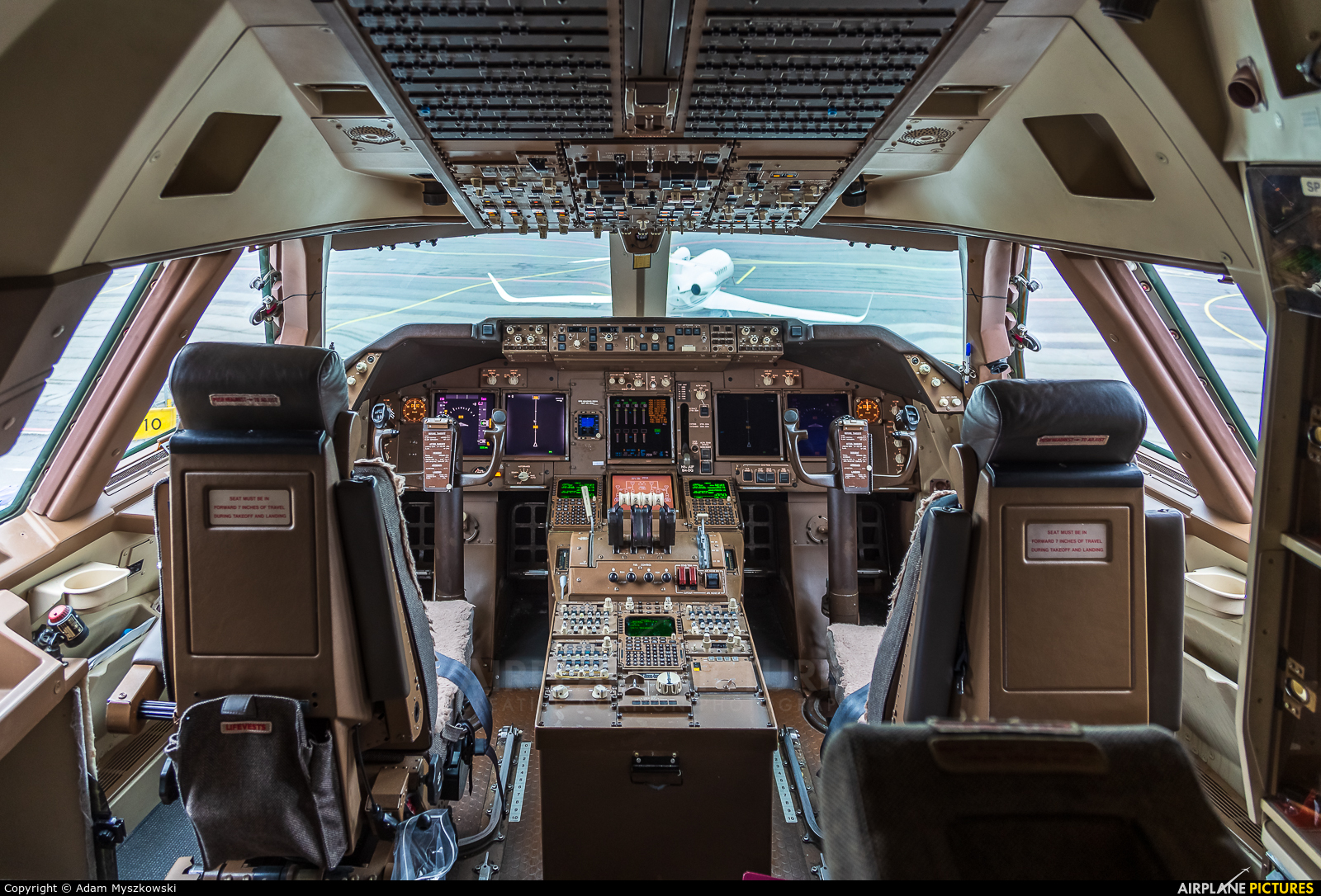 ups 747 cockpit