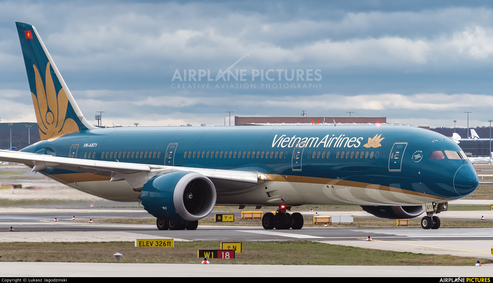 Vietnam Airlines VN-A871 aircraft at Frankfurt