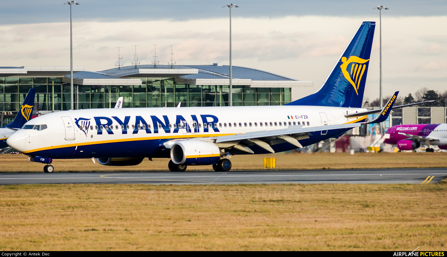 Ryanair EI-FZR aircraft at Wrocław - Copernicus
