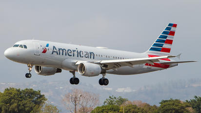 N122US - American Airlines Airbus A320
