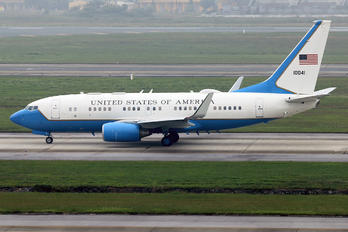 01-0041 - USA - Air Force Boeing C-40B