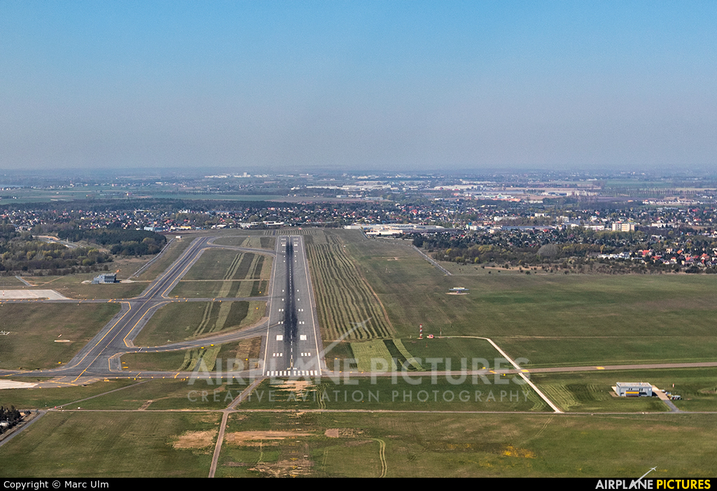 - Airport Overview - aircraft at Poznań - Ławica