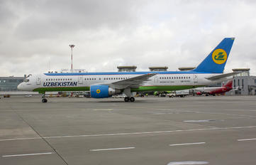 UK75701 - Uzbekistan Airways Boeing 757-200
