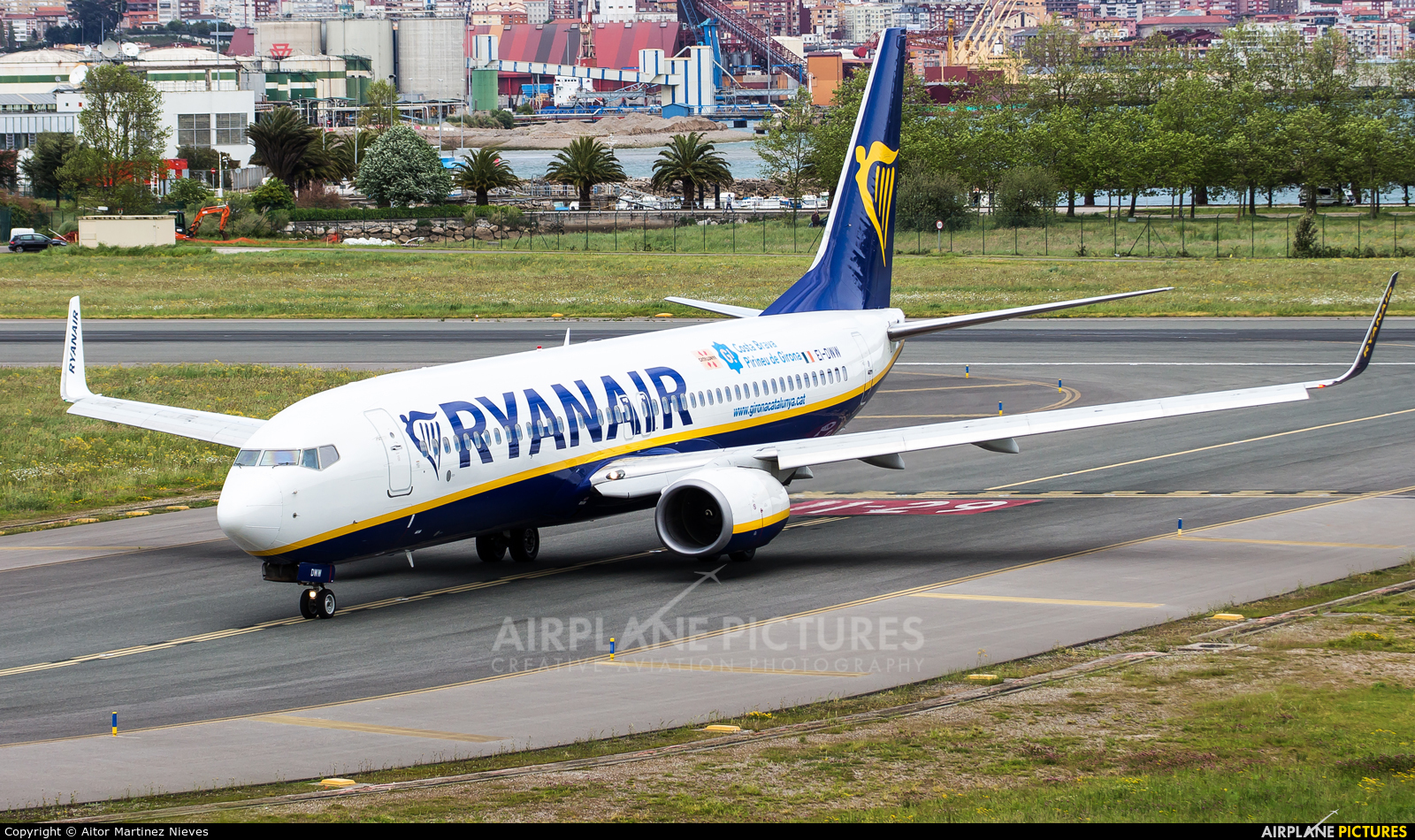 Ryanair EI-DWW aircraft at Santander