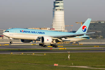 HL8077 - Korean Air Cargo Boeing 777F