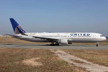 N664UA - United Airlines Boeing 767-300ER