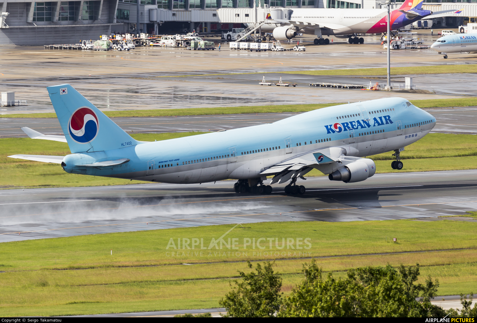 Korean Air HL7402 aircraft at Fukuoka