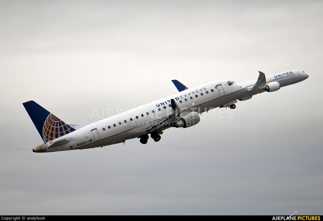 United Express - SkyWest N140SY aircraft at Los Angeles Intl