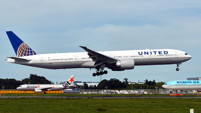 N2846U - United Airlines Boeing 777-300ER