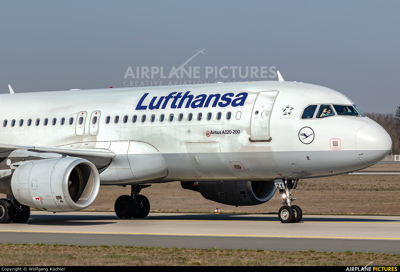 Lufthansa D-AIZY aircraft at Frankfurt