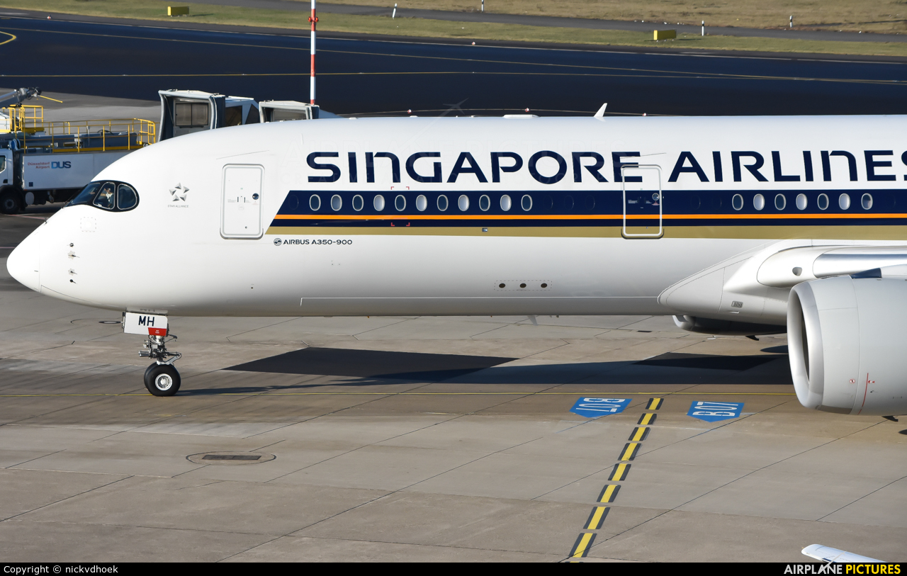Singapore Airlines 9V-SMH aircraft at Düsseldorf