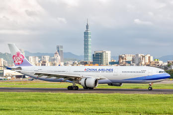 B-18355 - China Airlines Airbus A330-300