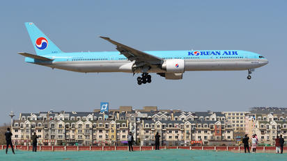 HL8210 - Korean Air Boeing 777-300ER