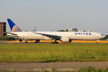 N2331U - United Airlines Boeing 777-300ER