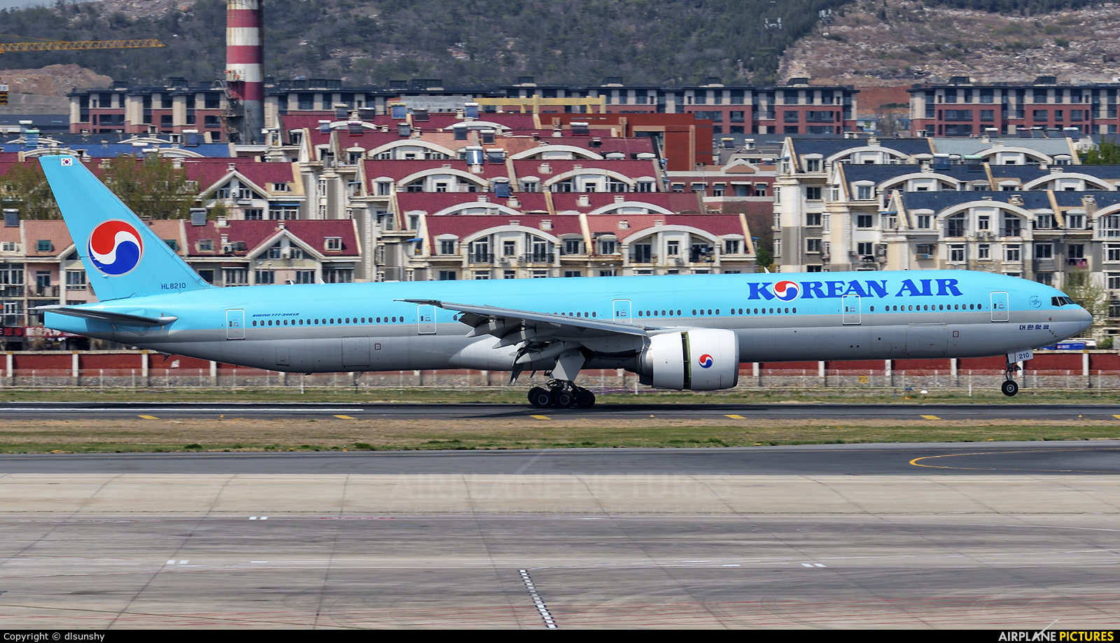Korean Air HL8210 aircraft at Dalian Zhoushuizi Int'l