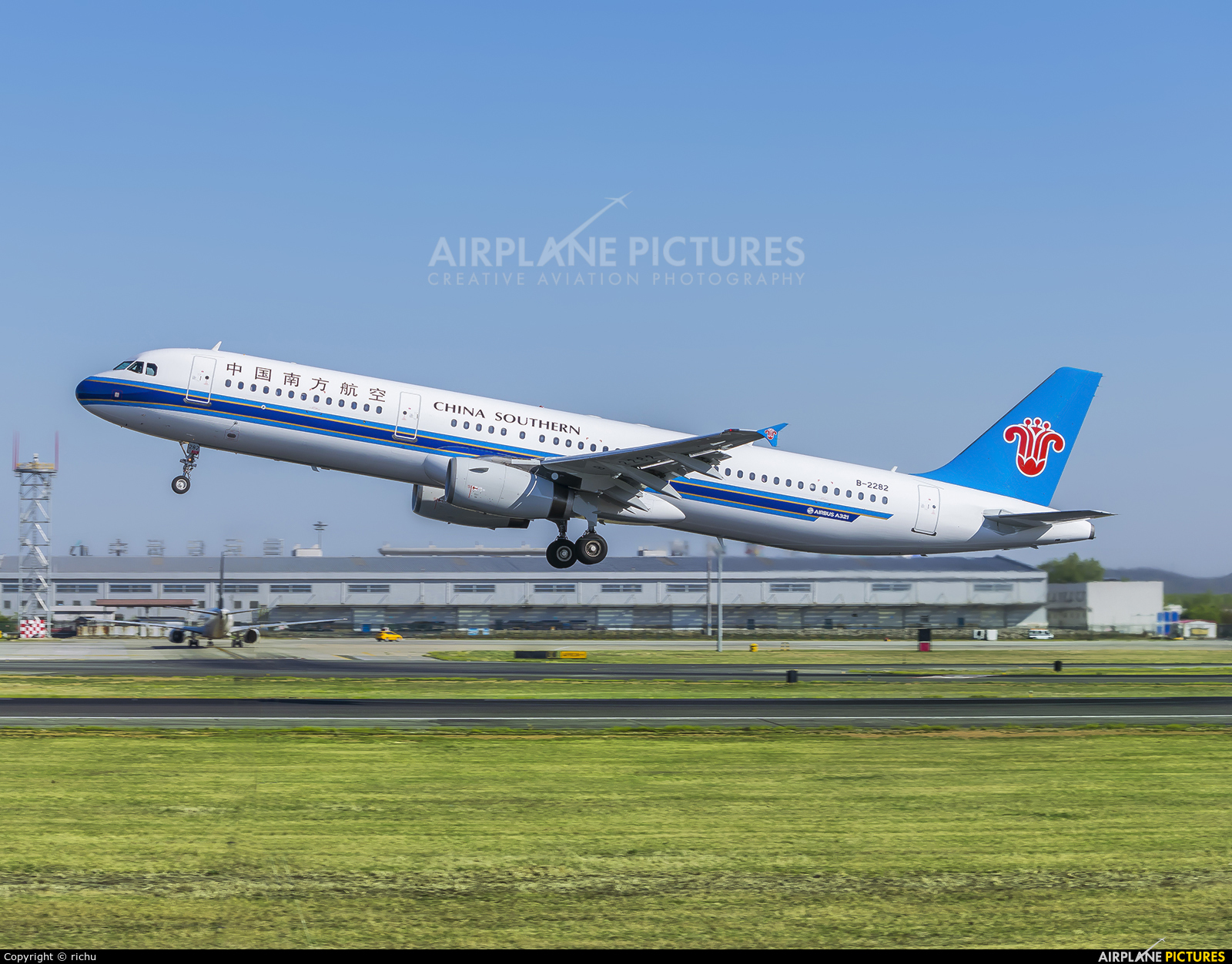 China Southern Airlines B--2282 aircraft at Shenyang-Taoxian