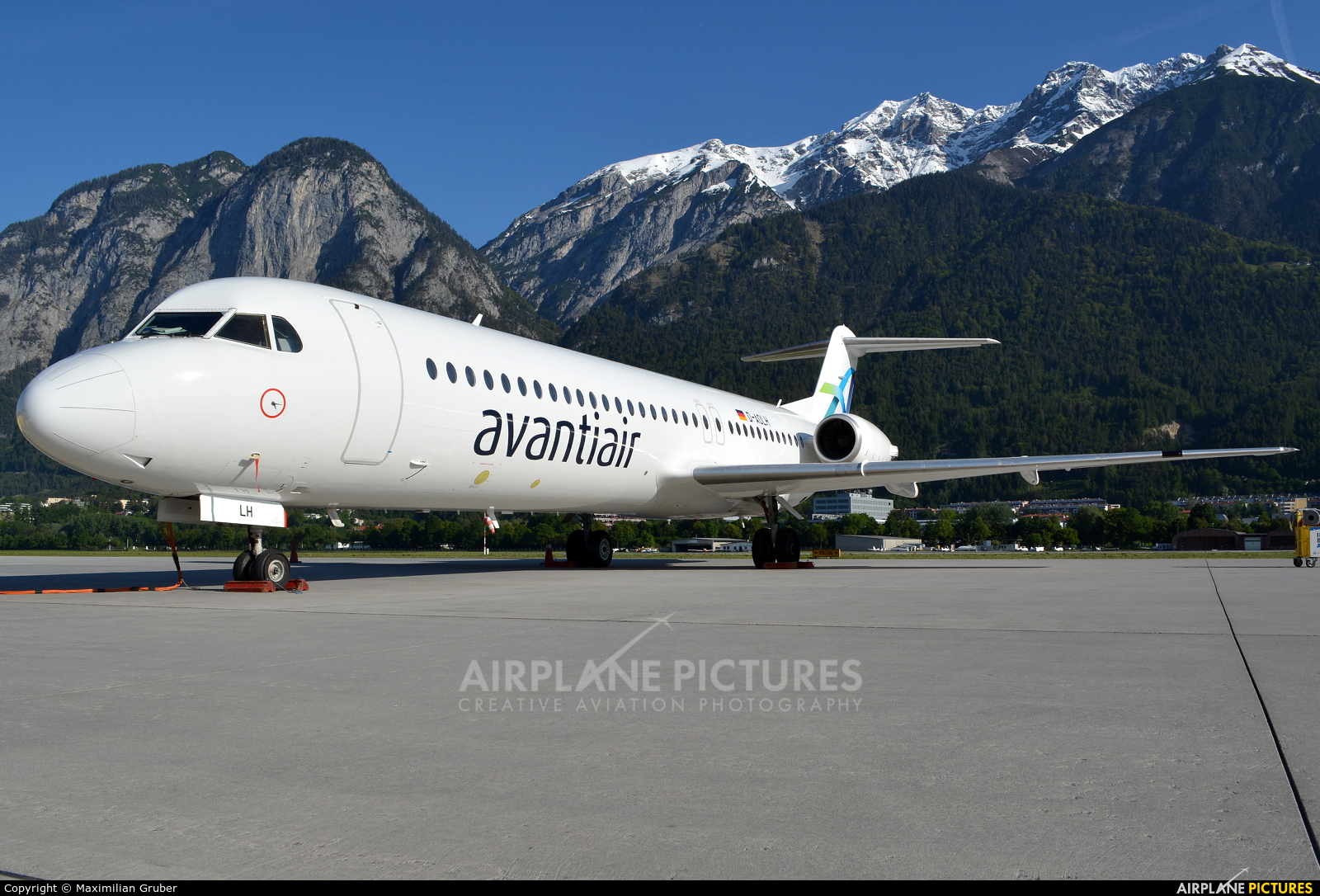 AvantiAir D-AOLH aircraft at Innsbruck