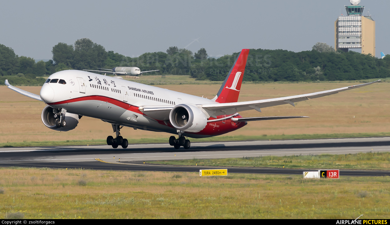 Shanghai Airlines B-1112 aircraft at Budapest Ferenc Liszt International Airport