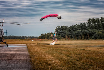 - - Parachute Parachute Parachutist