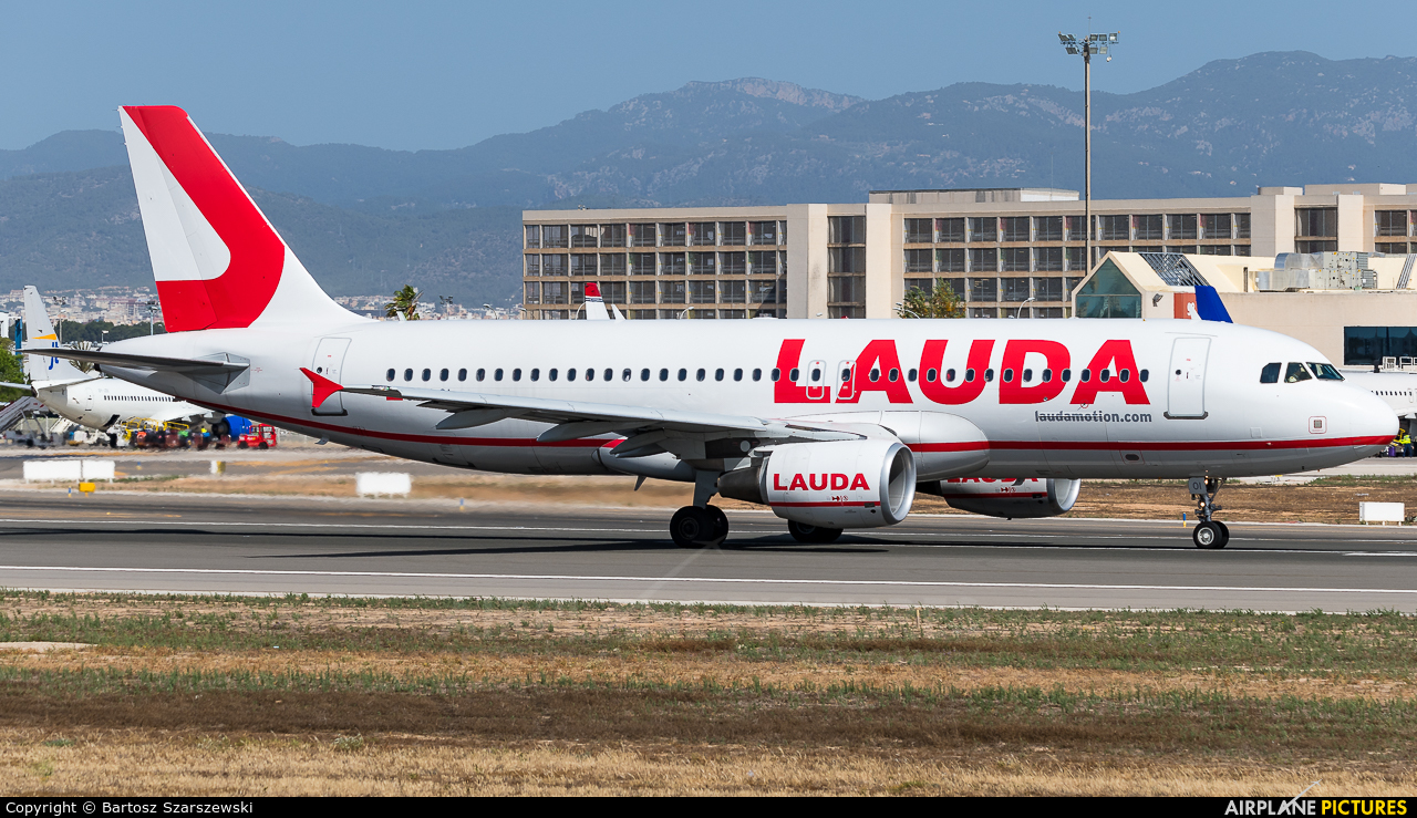 LaudaMotion OE-LOI aircraft at Palma de Mallorca