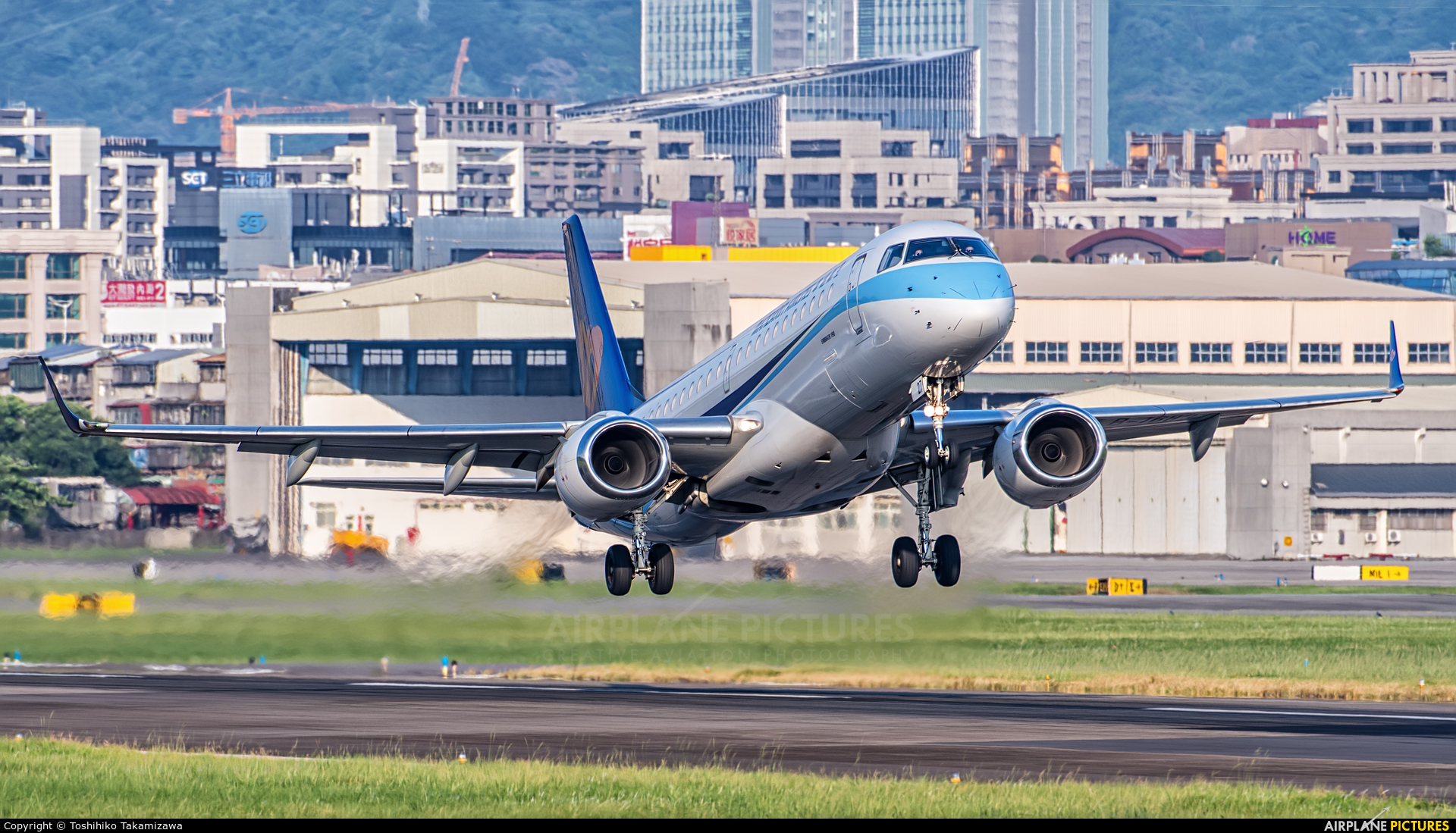 Mandarin Airlines B-16827 aircraft at Taipei Sung Shan/Songshan Airport