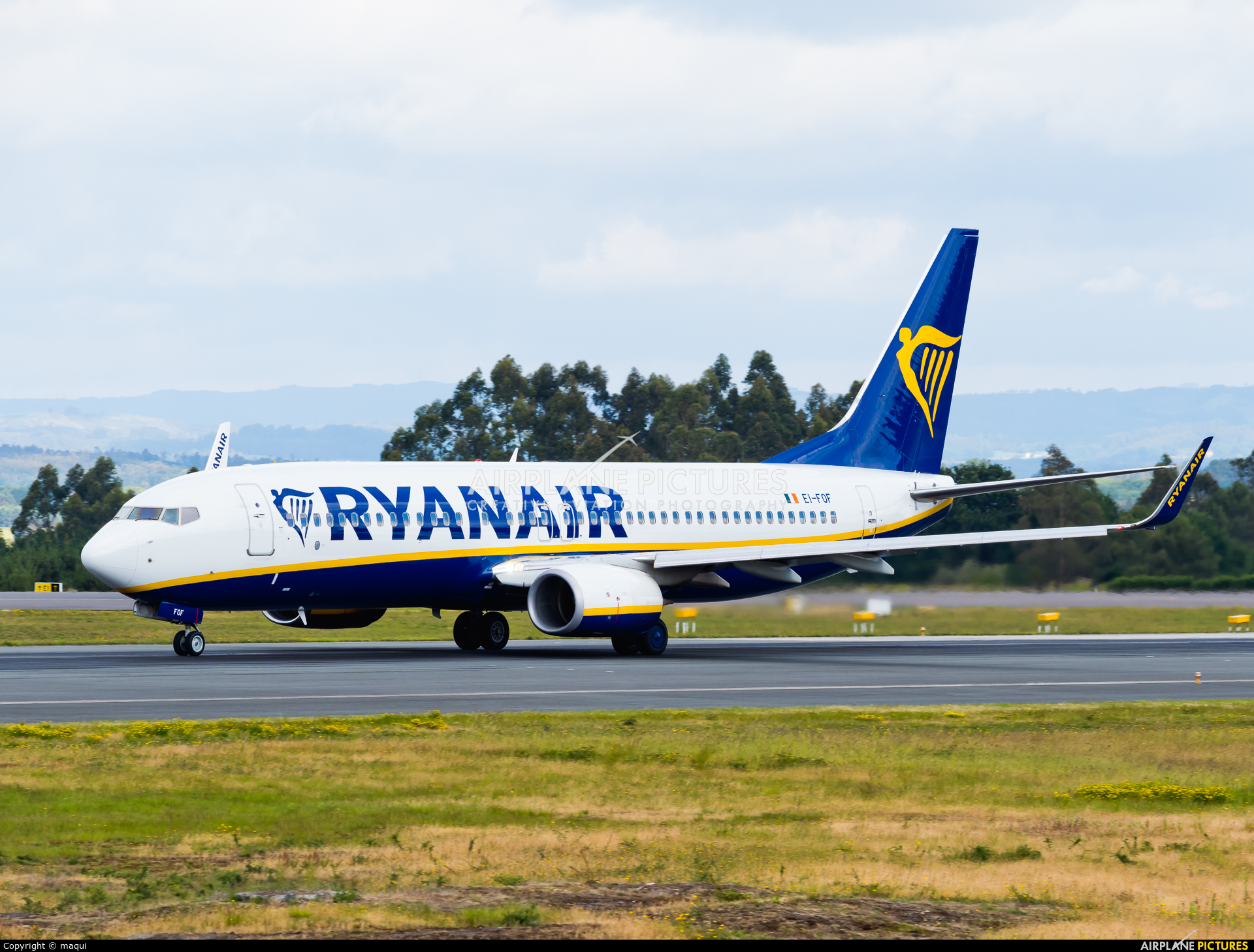 Ryanair EI-FOF aircraft at Santiago de Compostela