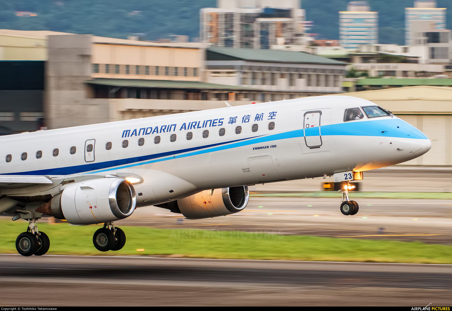 Mandarin Airlines B-16823 aircraft at Taipei Sung Shan/Songshan Airport