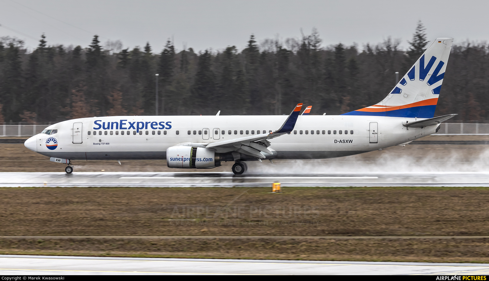 SunExpress Boeing 737-800 D-ASXW.