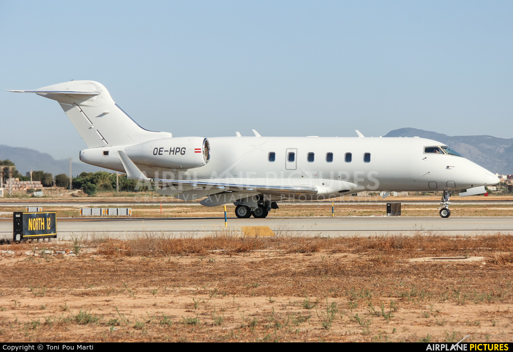 Amira Air OE-HPG aircraft at Palma de Mallorca