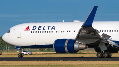 N1605 - Delta Air Lines Boeing 767-300ER