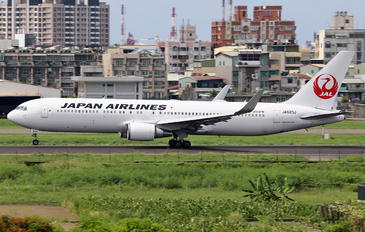 JA620J - JAL - Japan Airlines Boeing 767-300ER