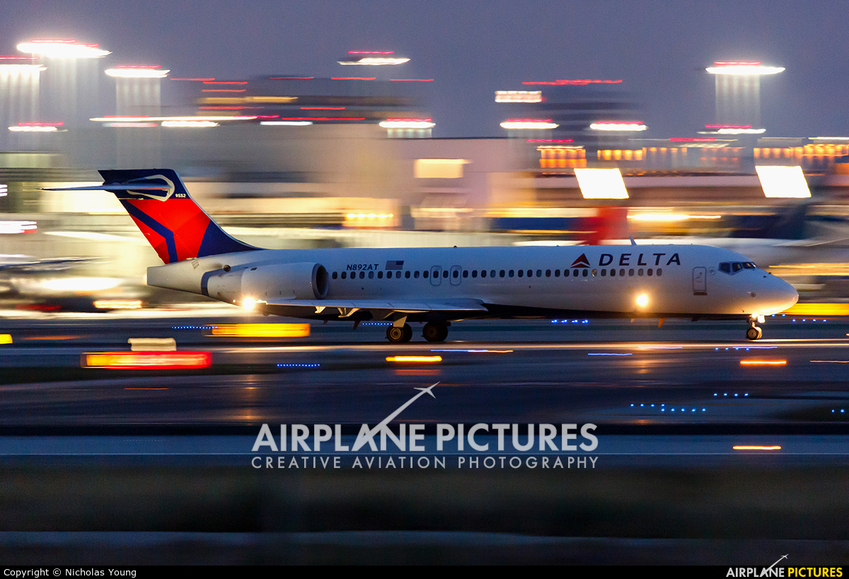 Delta Air Lines N892AT aircraft at Los Angeles Intl