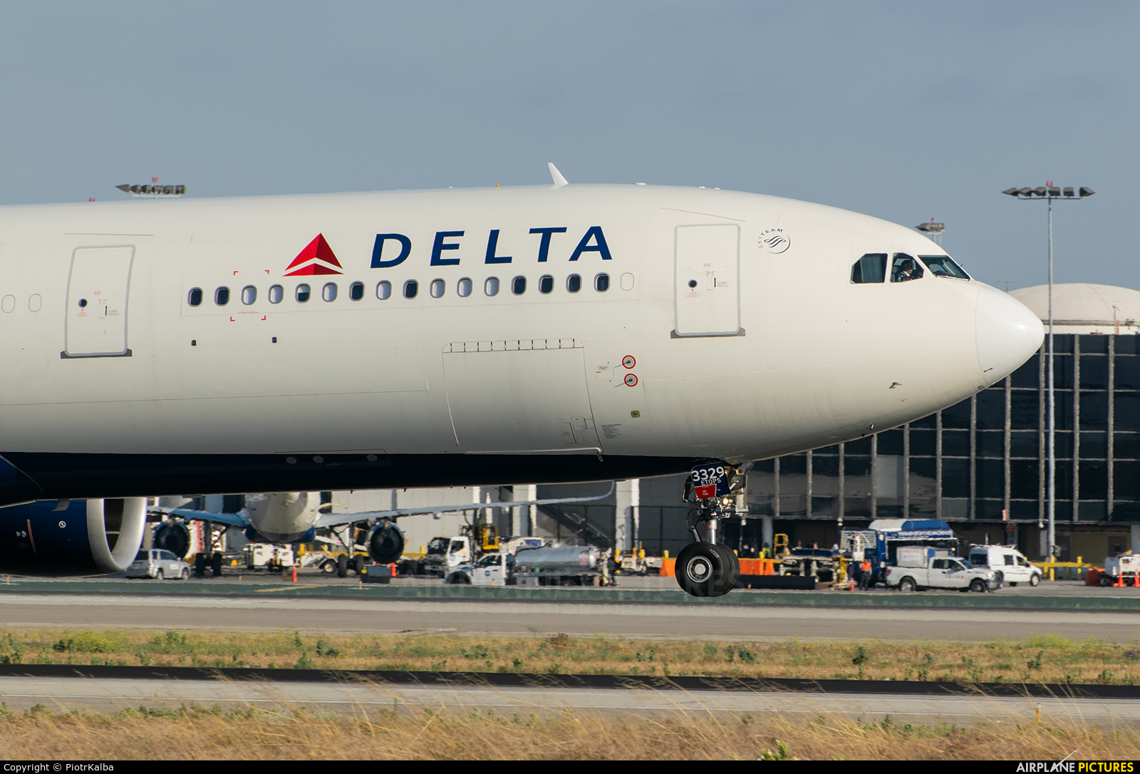Delta Air Lines N828NW aircraft at Los Angeles Intl